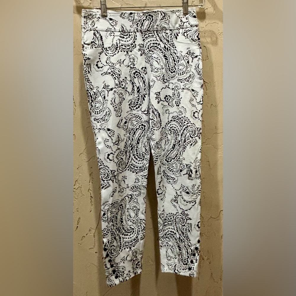 White and black paisley print capri pants -Slim Factor by Investments